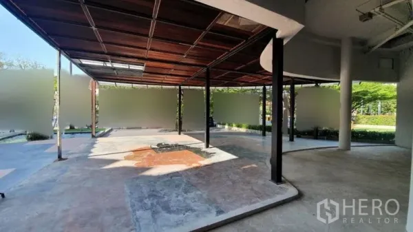 พื้นที่ขายปลีก ให้เช่าในKhlong Toei, Bangkok - ชานระเบียงกึ่งเอาต์ดอร์ใต้โครงหลังคา เหมาะสำหรับที่นั่งหรือจัดแสดงสินค้า