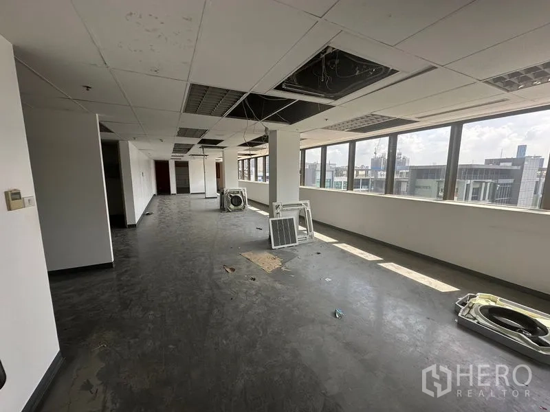 Office Space for rent in Khlong Toei, Bangkok - Bright corridor-style office zone with panoramic windows and skyline outlook.