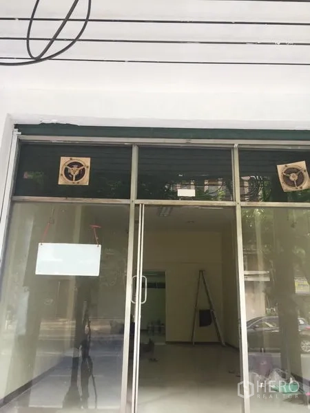 พื้นที่ขายปลีก ให้เช่าในKhlong Toei, Bangkok - หน้าร้านกระจกติดถนน ประตูบานเลื่อน พร้อมพัดลมระบายอากาศเหนือทางเข้า