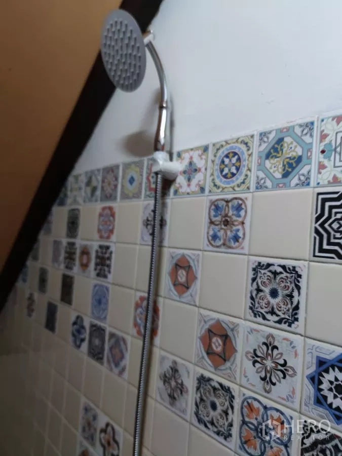 零售空间 出租在Watthana, Bangkok - 花洒安装在多彩花纹瓷砖墙面上