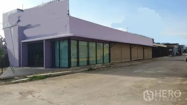 展厅 出租在Bueng Kum, Bangkok - 单层展厅，转角大玻璃立面与宽阔前院，位于曼谷Bueng Kum区Nuanchan。