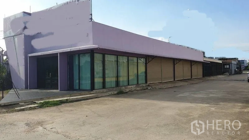 展厅 出租在Bueng Kum, Bangkok - 单层展厅，转角大玻璃立面与宽阔前院，位于曼谷Bueng Kum区Nuanchan。