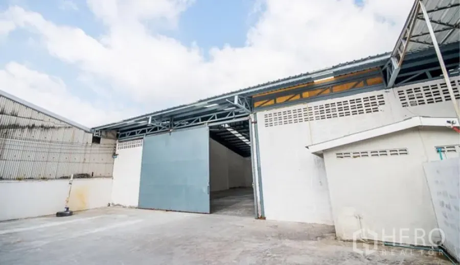 คลังสินค้า ให้เช่าในMueang Samut Prakan, Samut Prakan - ลานขนถ่ายสินค้ากว้าง ประตูบานเลื่อนสีฟ้า ทางเข้าคลุมหลังคาเชื่อมเข้าสู่ตัวโกดังโดยตรง