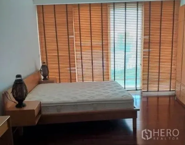 คอนโด ให้เช่าในPathum Wan, Bangkok - ห้องนอนหลัก พื้นไม้ เตียงควีน และหน้าต่างบานใหญ่พร้อมมู่ลี่ไม้