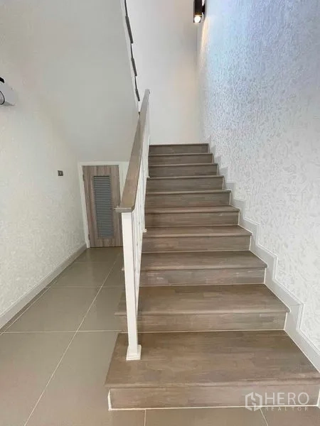 บ้าน ขายในNuea Khlong, Krabi - มุมมองจากถนน เห็นบ้านสองชั้นสไตล์โมเดิร์นหลังรั้วเหล็กสีดำ