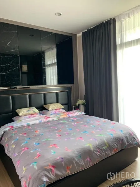 ทาวน์เฮาส์ ให้เช่าในSuan Luang, Bangkok - ห้องนอนใหญ่ เตียงหัวบุผ้า หน้าต่างสูง พร้อมม่านทึบรับแสงธรรมชาติ