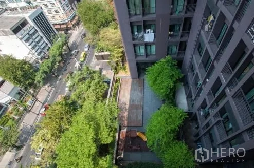 คอนโด ให้เช่าหรือขายในWatthana, Bangkok - มุมมองจากที่สูงเห็นคอร์ทยาร์ดคอนโดที่ร่มรื่น ลานพักผ่อน และถนนเมือง