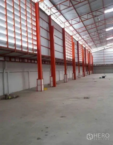 คลังสินค้า ให้เช่าในBang Phli, Samut Prakan - ผนังระบายอากาศด้วยบานเกล็ดโลหะและเสาโครงสร้างเรียงยาวในโกดัง