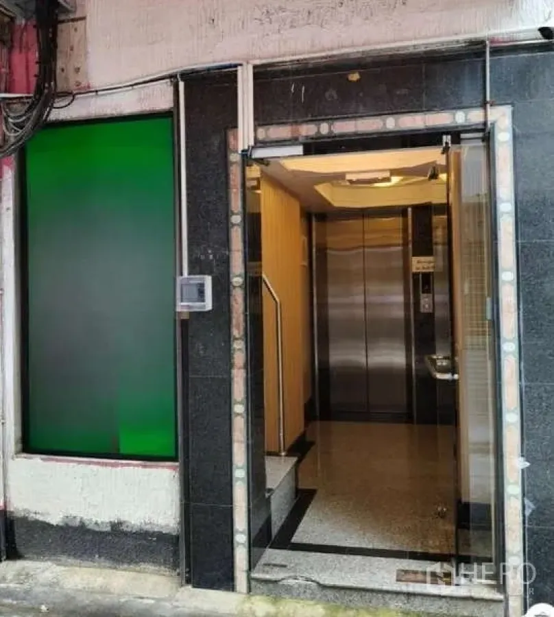 零售空间 出租在Khlong Toei, Bangkok - 建筑入口，玻璃门内可见不锈钢电梯。
