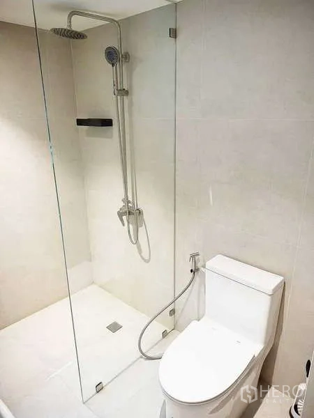 คอนโด ขายในWatthana, Bangkok - ตู้ Shower กระจกพร้อมฝักบัวเรนชาวเวอร์และโถสุขภัณฑ์สีขาว