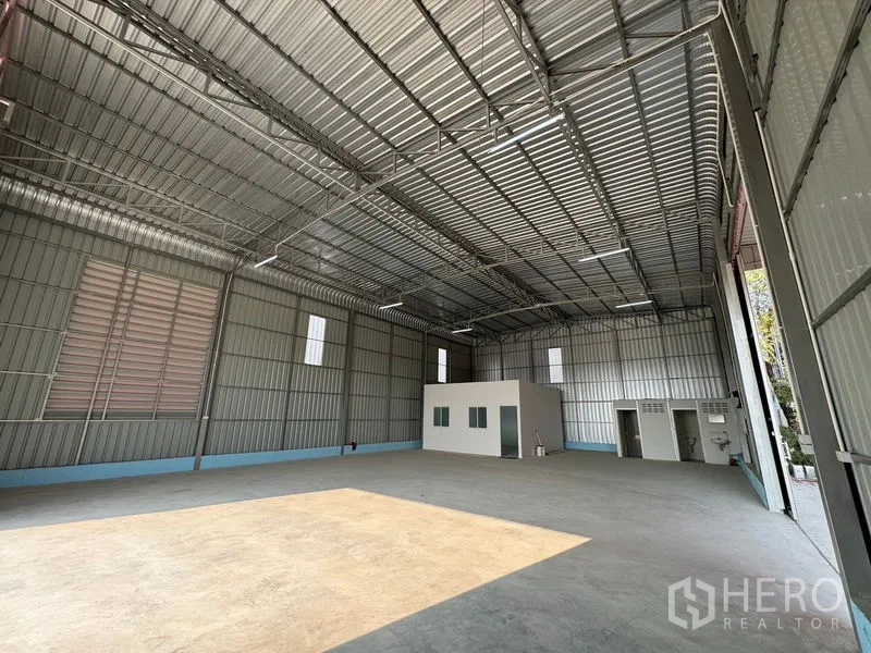 货栈 出租在Lam Luk Ka, Pathum Thani - 仓库内部展示采光窗、通风系统与混凝土地面。