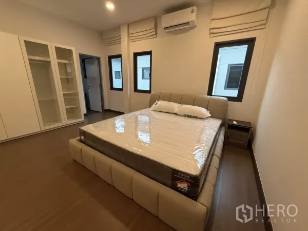 บ้าน ให้เช่าในBang Phli, Samut Prakan - ห้องนอนสว่าง เตียงบุนวม ตู้เสื้อผ้าบิวท์อิน พื้นไม้