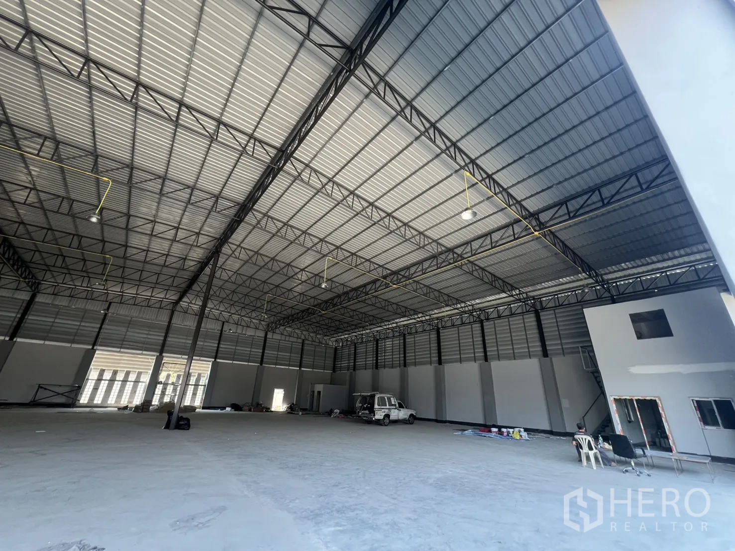 货栈 出租在Bueng Kum, Bangkok - 仓库内部空间宽敞，钢桁架高顶、混凝土地面、LED高棚灯与小型办公区。