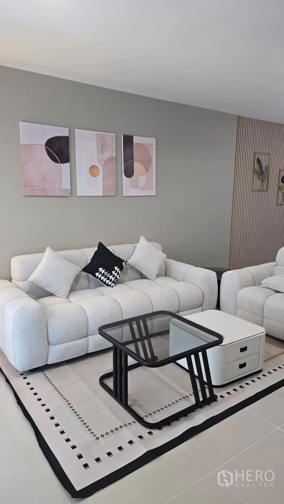 ทาวน์เฮาส์ for rent in Bang Phli, Samut Prakan - อีกมุมของโถงนั่งเล่นพื้นกระเบื้องเงา พร้อมงานศิลป์โมเดิร์น