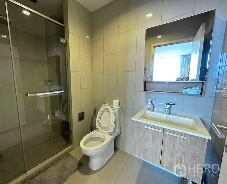 คอนโด ให้เช่าในWatthana, Bangkok - ห้องน้ำอีกห้องพร้อมฝักบัวแบบวอล์กอิน โถสุขภัณฑ์ และกระจก