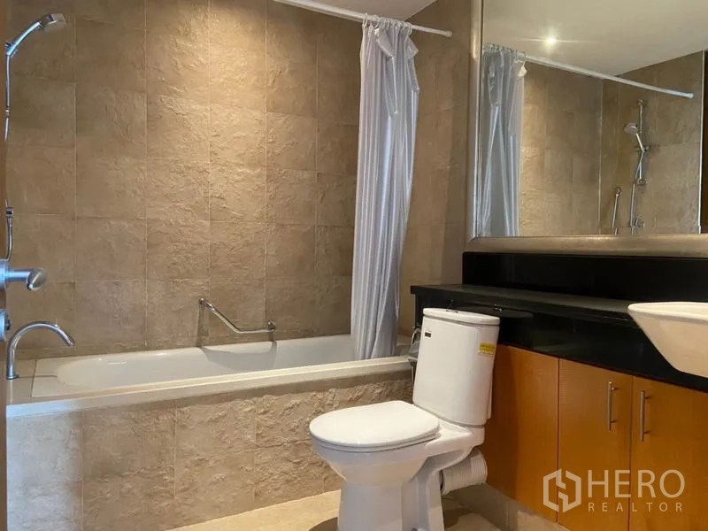 公寓 出租在Sathon, Bangkok - 浴室，石纹墙面，浴缸与顶喷花洒，现代台盆。