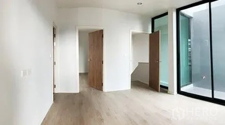 สำนักงานที่บ้าน ให้เช่าในDon Mueang, Bangkok - ห้องนอนหรือห้องทำงานสว่าง ประตูไม้และกระจกเต็มบานติดช่องแสง