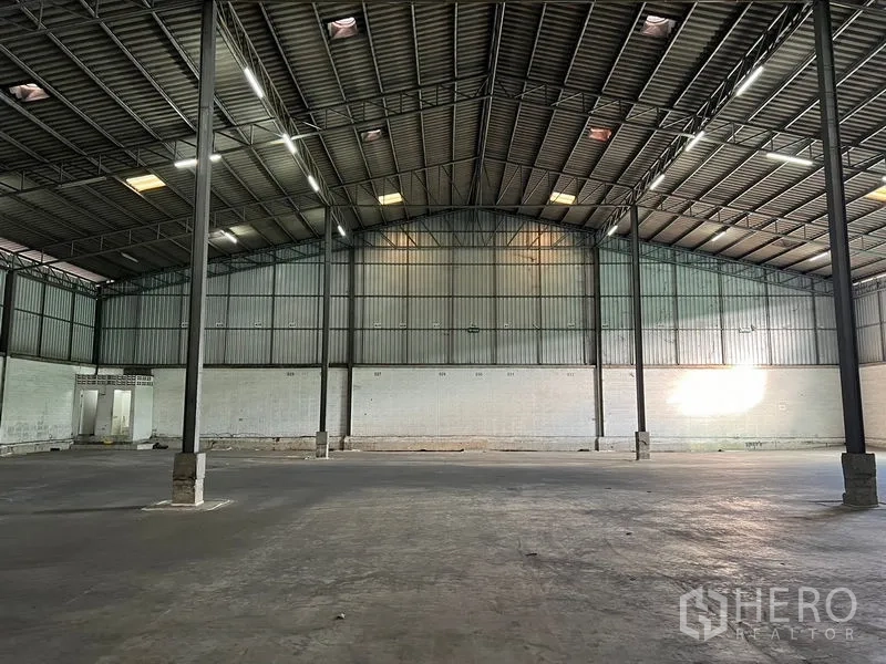 คลังสินค้า ให้เช่าในBang Sao Thong, Samut Prakan - ผนังด้านท้ายโกดังพร้อมผนังเมทัลชีทและห้องน้ำใต้หลังคาสูง