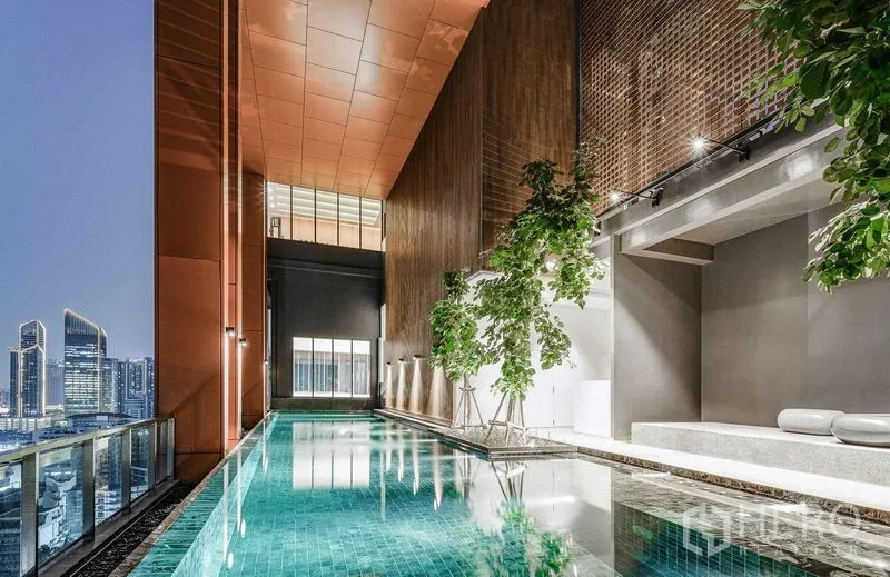 公寓 出售在Ratchathewi, Bangkok - 屋顶泳池，远眺天际线，建筑风格现代。