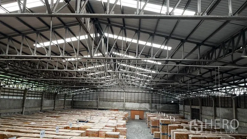工厂 出租或出售在Pathum Thani - 钢结构屋顶与天窗的近景
