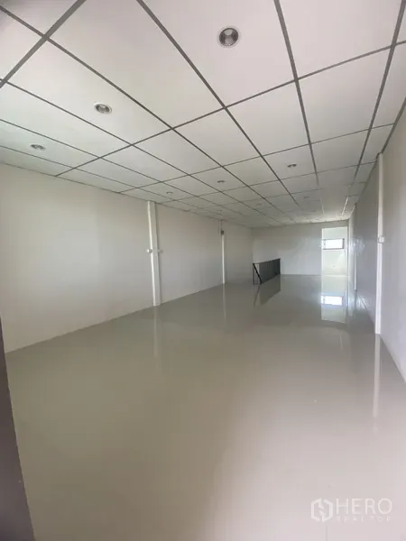 ทาวน์เฮาส์ ให้เช่าในSuan Luang, Bangkok - ห้องอเนกประสงค์ชั้นบนกว้าง พื้นกระเบื้อง ฝ้าทีบาร์ แสงธรรมชาติส่องถึง