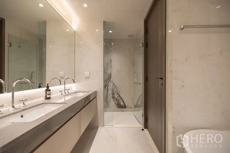 คอนโด ให้เช่าในPathum Wan, Bangkok - ห้องน้ำหรู อ่างล้างหน้าคู่ กระจกบานใหญ่ และห้องอาบน้ำหินอ่อน