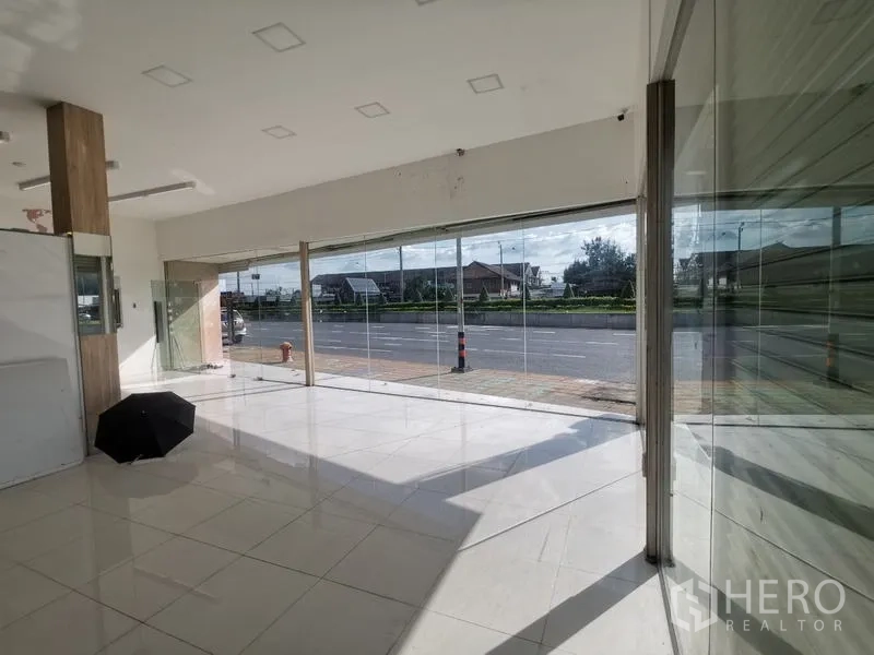 零售空间 出租在Bueng Kum, Bangkok - 采光充足的展厅，落地玻璃面向主路