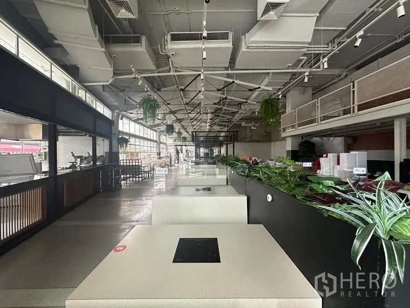 零售空间 出租在Watthana, Bangkok - 高挑零售大厅，外露风管与卡座座位。