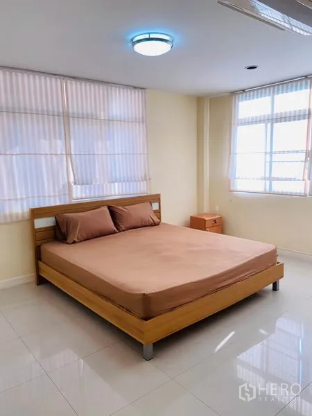 บ้าน ให้เช่าในWatthana, Bangkok - ห้องนอนสว่าง เตียงไม้ หน้าต่างบานใหญ่ พื้นกระเบื้องเงา