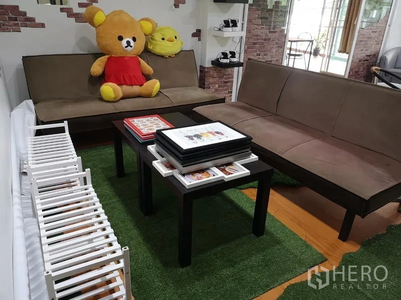 零售空间 出租在Khlong Toei, Bangkok - 店内沙发与茶几组成的休闲等候区