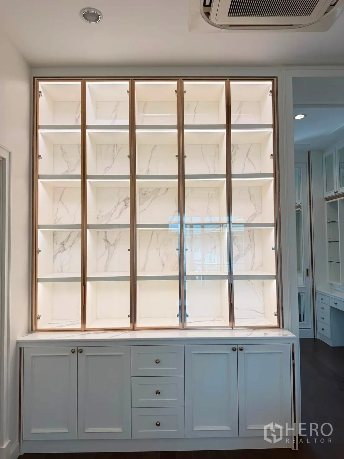 Detached House for rent or sale in Prawet, Bangkok - Illuminated display cabinet with marble-look backing.