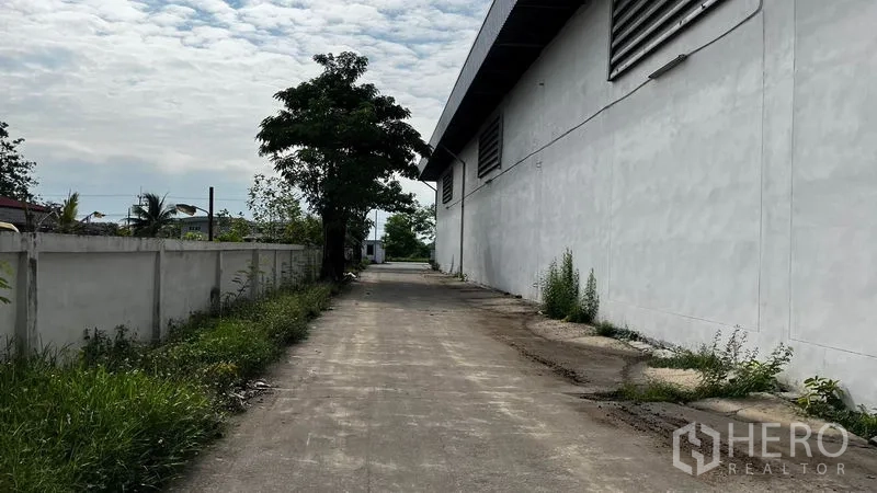 工厂 出租或出售在Pathum Thani - 厂房侧边通道与围墙及绿化