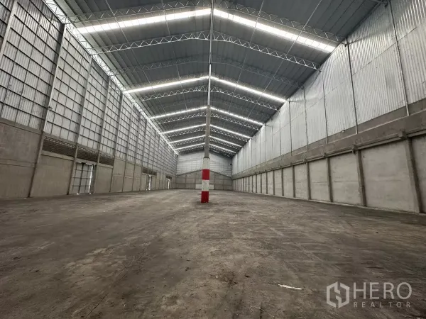 货栈 出租在Mueang Pathum Thani, Pathum Thani - 清晰跨度的大面积混凝土地坪，高屋顶与均匀照明。