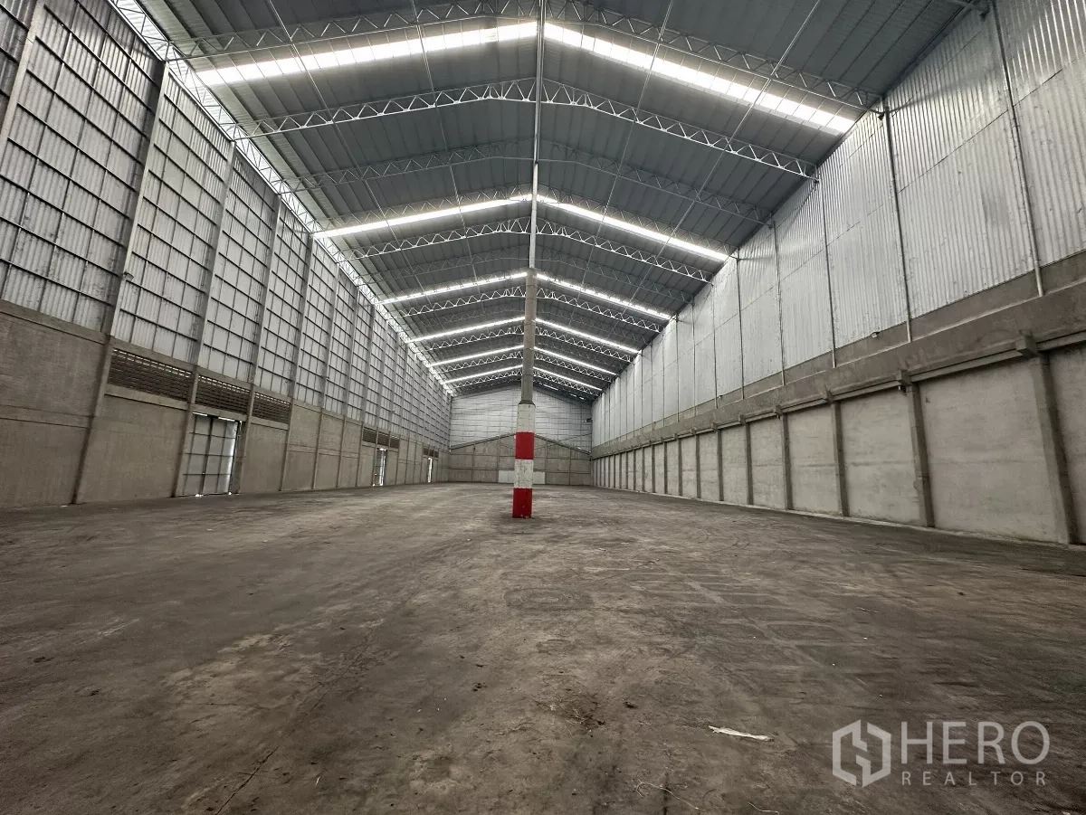 货栈 出租在Mueang Pathum Thani, Pathum Thani - 清晰跨度的大面积混凝土地坪，高屋顶与均匀照明。