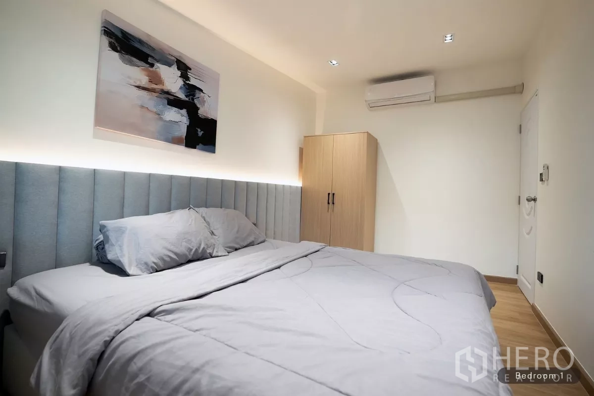 ทาวน์เฮาส์ ให้เช่าในHuai Khwang, Bangkok - ห้องนอนเตียงหัวบุผ้าเทา ตู้เสื้อผ้า และเครื่องปรับอากาศ