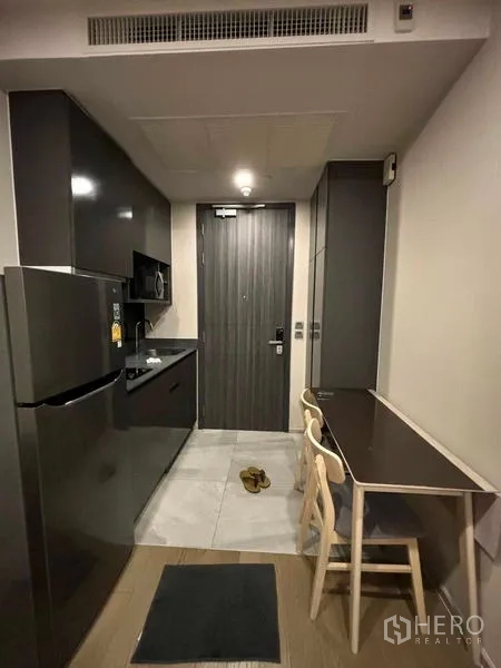 คอนโด ให้เช่าในWatthana, Bangkok - ครัวขนาดกะทัดรัด ตู้บิวท์อินเงา ตู้เย็น ไมโครเวฟ และมุมทานอาหารเล็ก