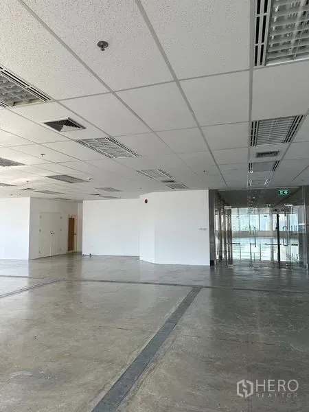办公空间 出租在Pathum Wan, Bangkok - 宽敞办公区，吊顶、荧光灯及玻璃入口门。