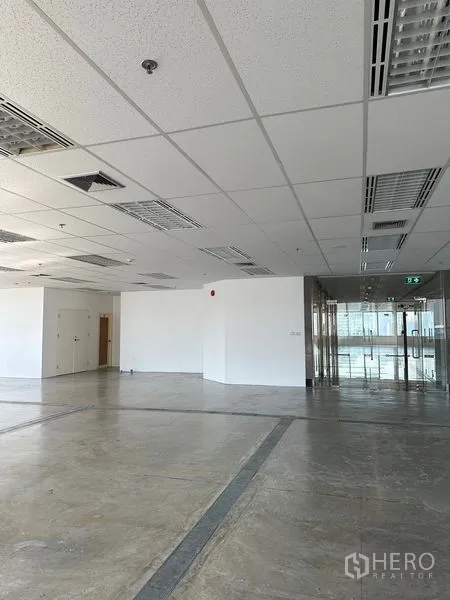 办公空间 出租在Pathum Wan, Bangkok - 宽敞办公区，吊顶、荧光灯及玻璃入口门。