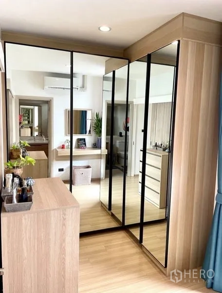 ทาวน์เฮาส์ ให้เช่าในSuan Luang, Bangkok - วอล์กอินคลอเซ็ต ประตูบานกระจกเงา ตู้ไม้โทนอ่อน