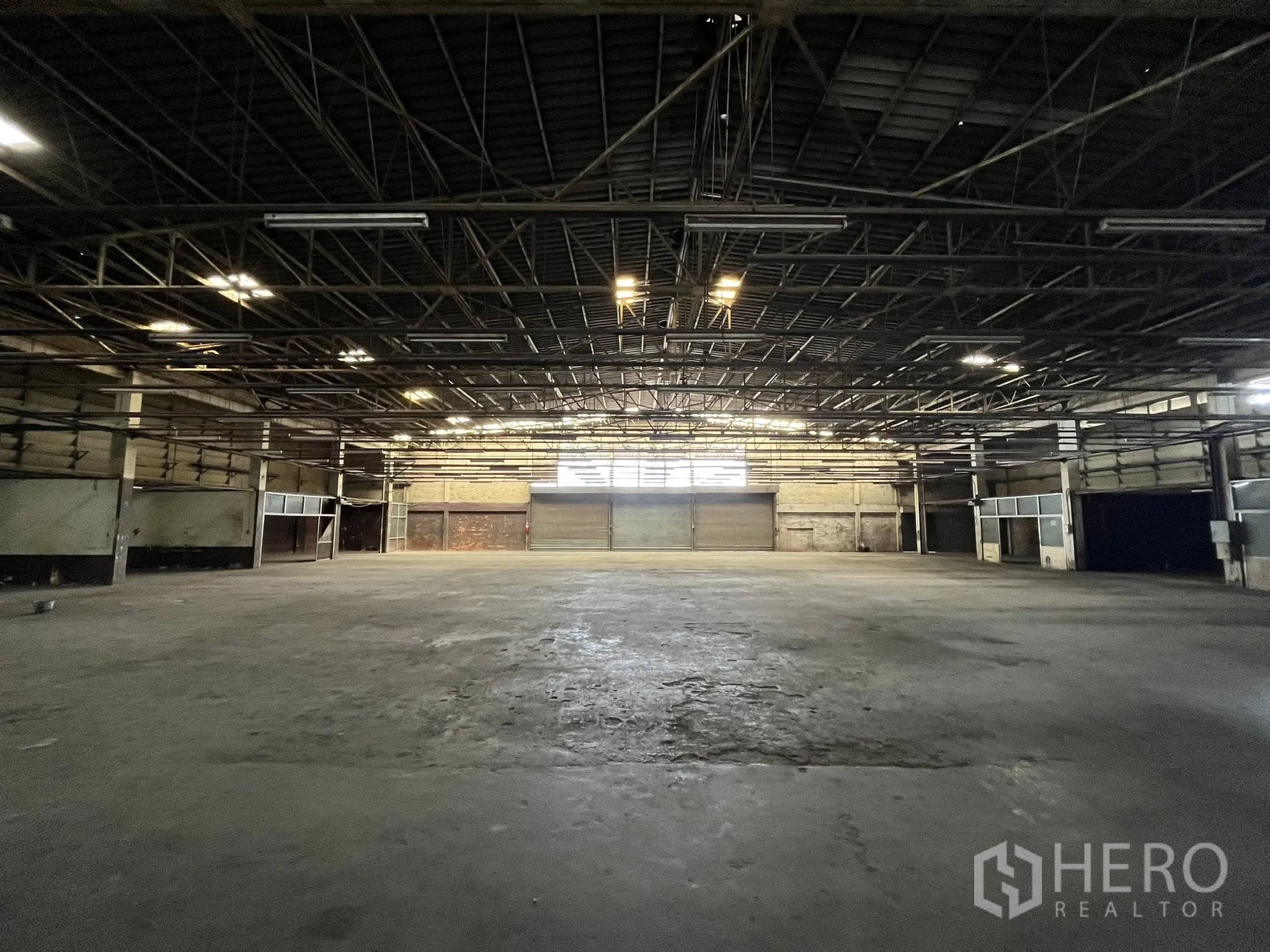 工厂 出租在Phra Pradaeng, Samut Prakan - 宽阔厂房地面，设多处装卸月台与工业照明。