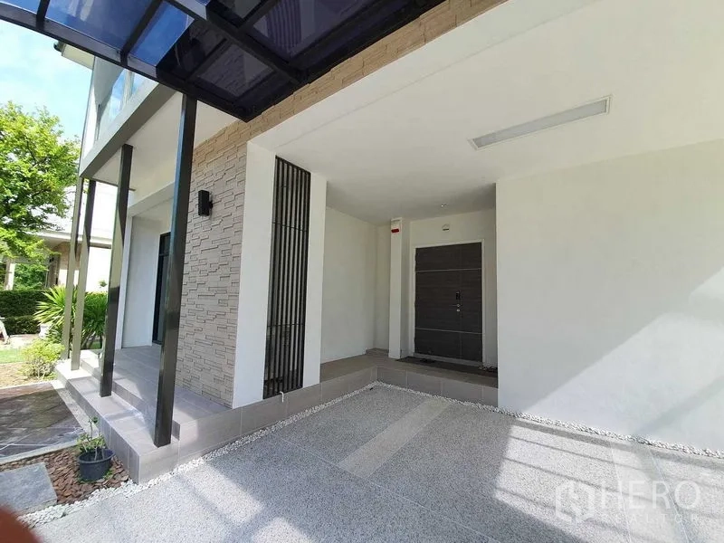 Detached House for sale in Bang Khun Thian, Bangkok - Entrance carport and porch with stone-clad column and shelter.