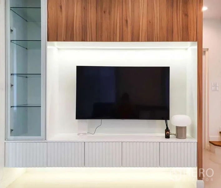 บ้าน ให้เช่าในSathon, Bangkok - ผนังทีวีบิวท์อินพร้อมตู้โชว์กระจกและลายไม้