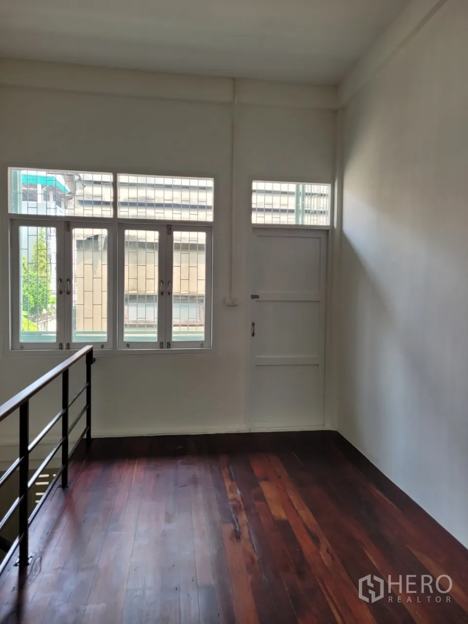 店屋 出租在Khlong Toei, Bangkok - 二层近楼梯的栏杆区，窗户可望街景。