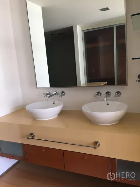 คอนโด ให้เช่าในKhlong Toei, Bangkok - ห้องน้ำมีอ่างล้างหน้าคู่แบบวางบนเคาน์เตอร์และกระจกบานใหญ่