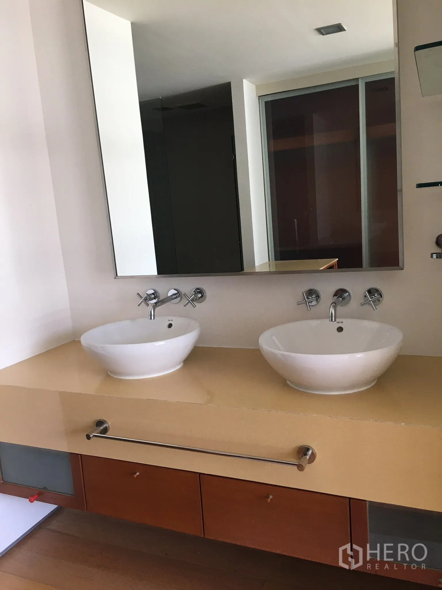 คอนโด ให้เช่าในKhlong Toei, Bangkok - ห้องน้ำมีอ่างล้างหน้าคู่แบบวางบนเคาน์เตอร์และกระจกบานใหญ่