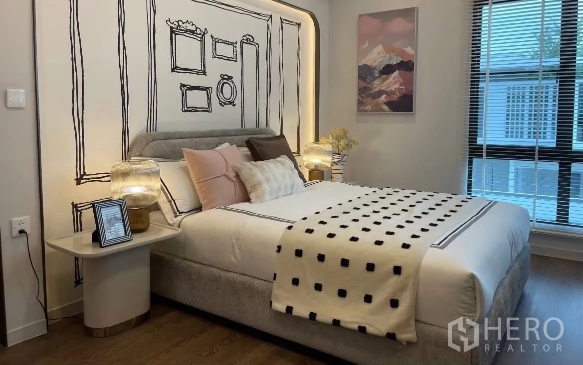 Detached House for rent in Bang Phli, Samut Prakan - Stylish bedroom with accent wall art, side tables, and soft lighting.