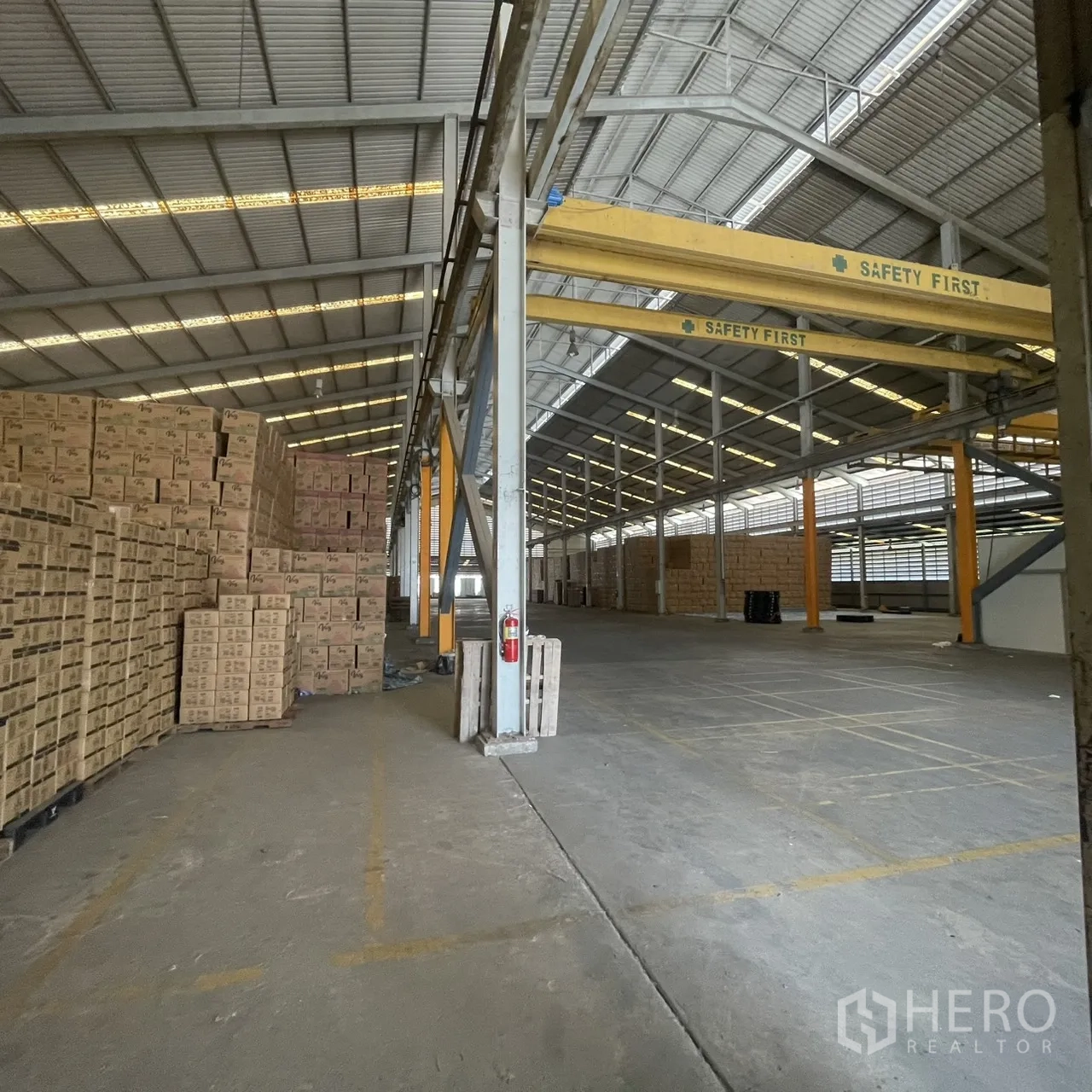 工厂 出租在Khlong Toei, Bangkok - 过道配桥式天车与成堆货物的工业空间。