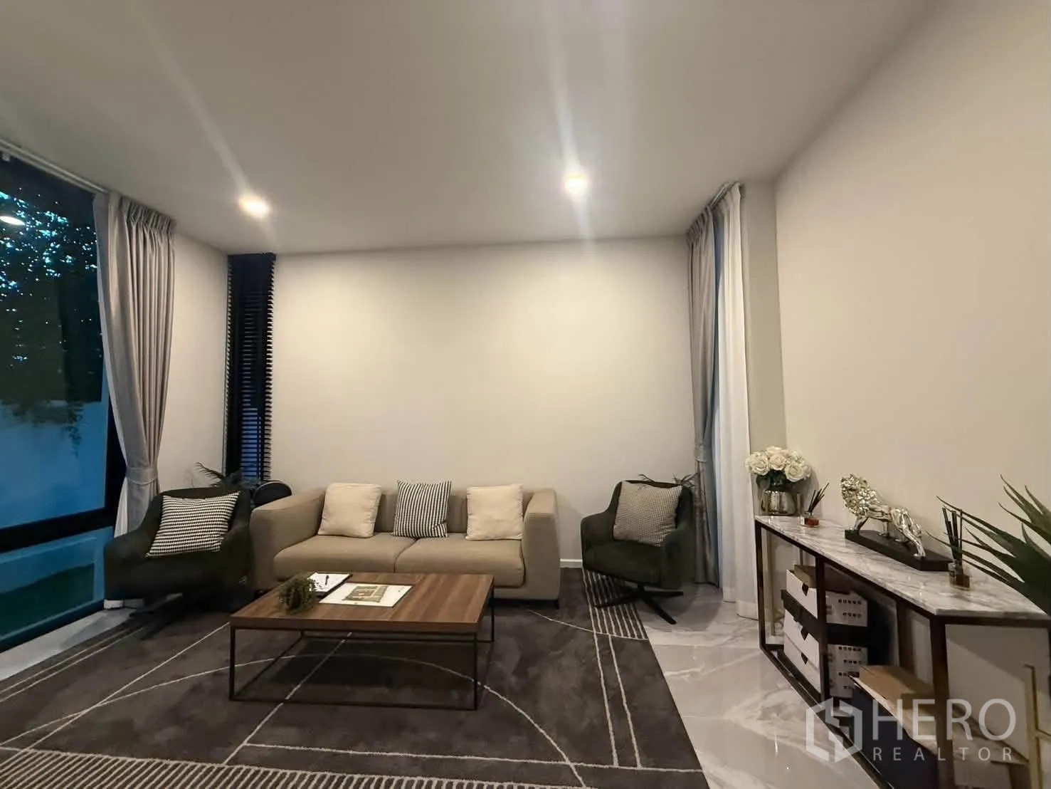 บ้านเดี่ยว for rent in Bang Khen, Bangkok - มุมมองอีกด้านของห้องพักผ่อนพร้อมตู้วางของและของตกแต่ง