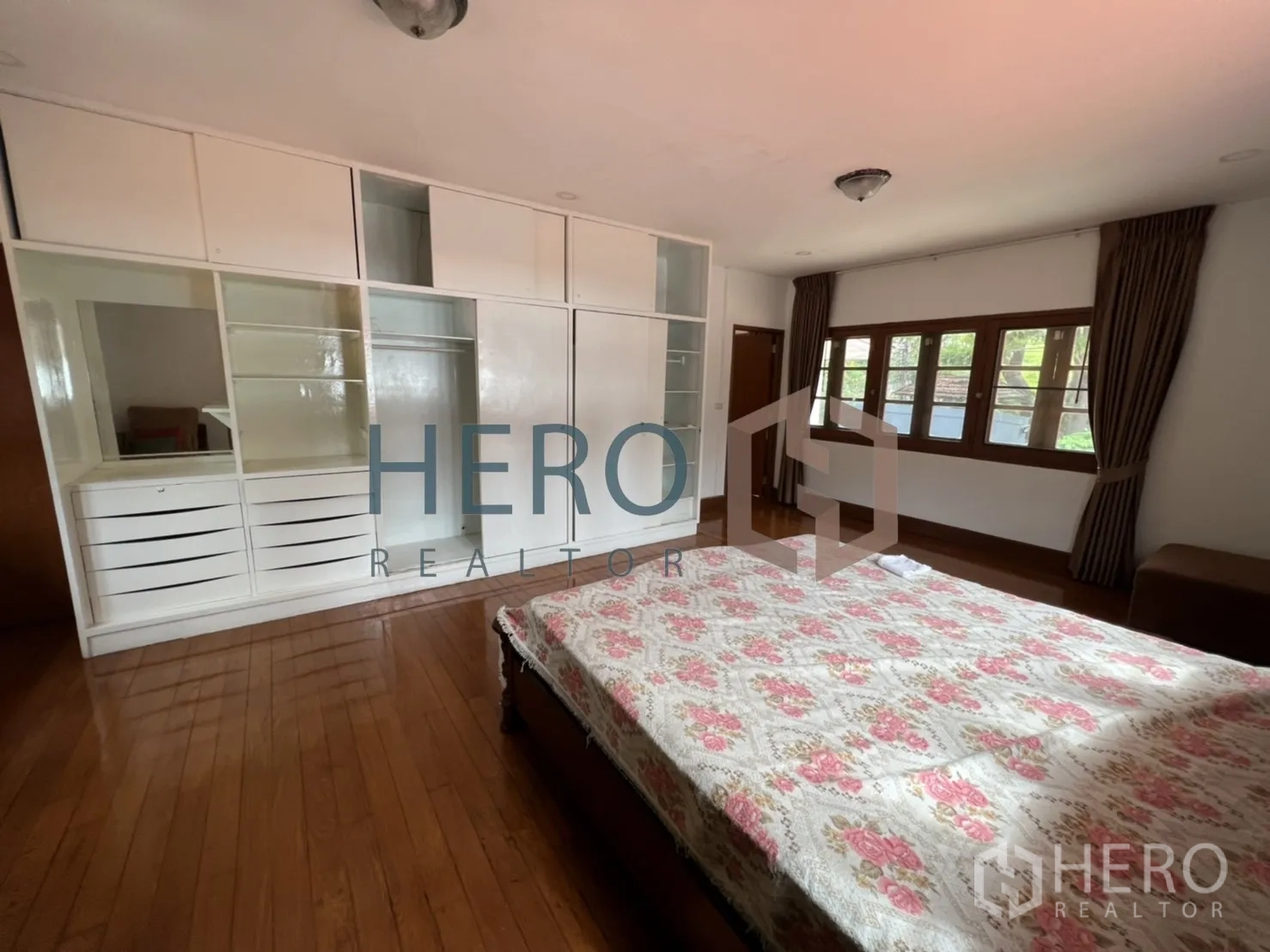 独立式住宅 出租在Watthana, Bangkok - 卧室带大型白色内置衣柜与窗户