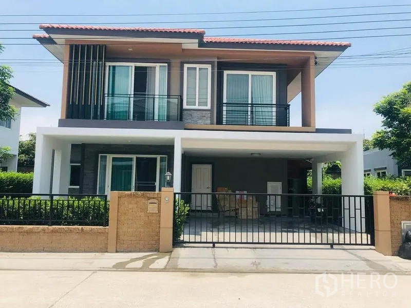 บ้าน ขายในSuan Luang, Bangkok - บ้านเดี่ยวสองชั้นสไตล์โมเดิร์น พร้อมที่จอดรถในรั้วบ้าน 2 คัน